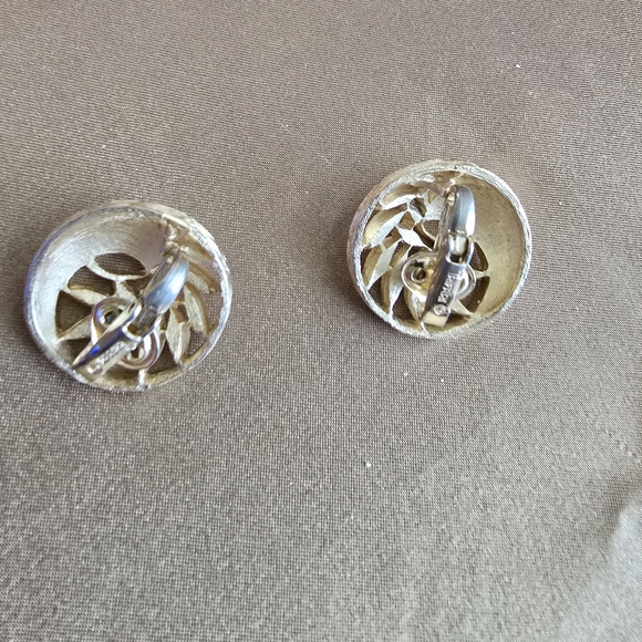 Vintage Gold-Tone Leaf Clip-On Earrings - Picture 4 of 6